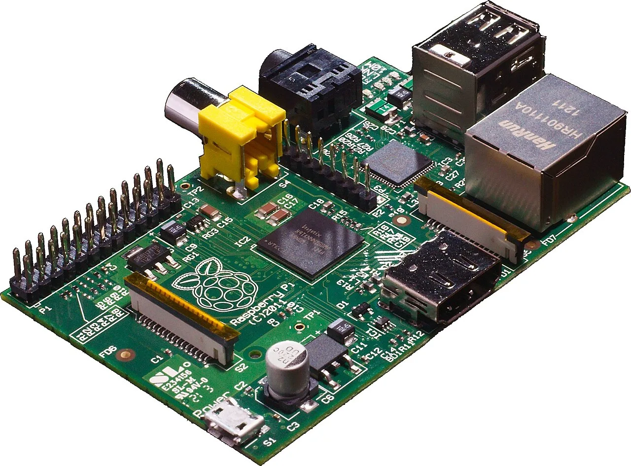 Un Raspberry Pi, ordinateur miniature emblématique des Home Labs