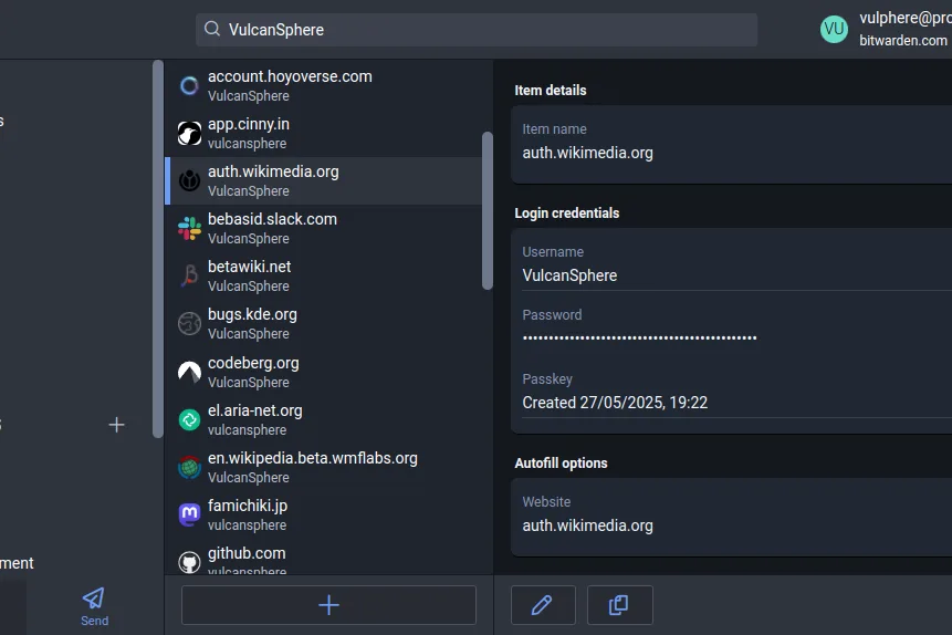 Capture d'écran de l'application de bureau Bitwarden 2025.7.0 affichant la liste des identifiants d'un coffre-fort de mots de passe