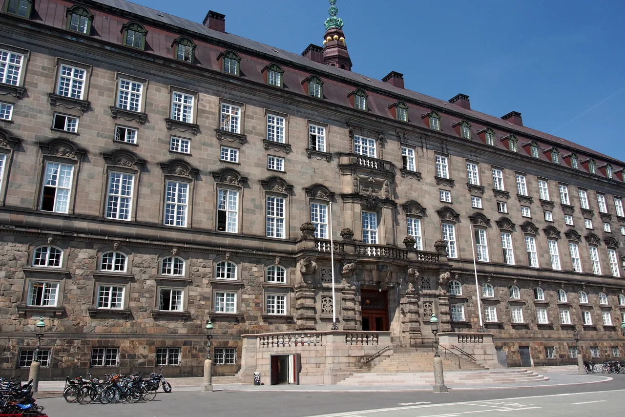 Façade est du palais de Christiansborg à Copenhague, siège du Parlement danois