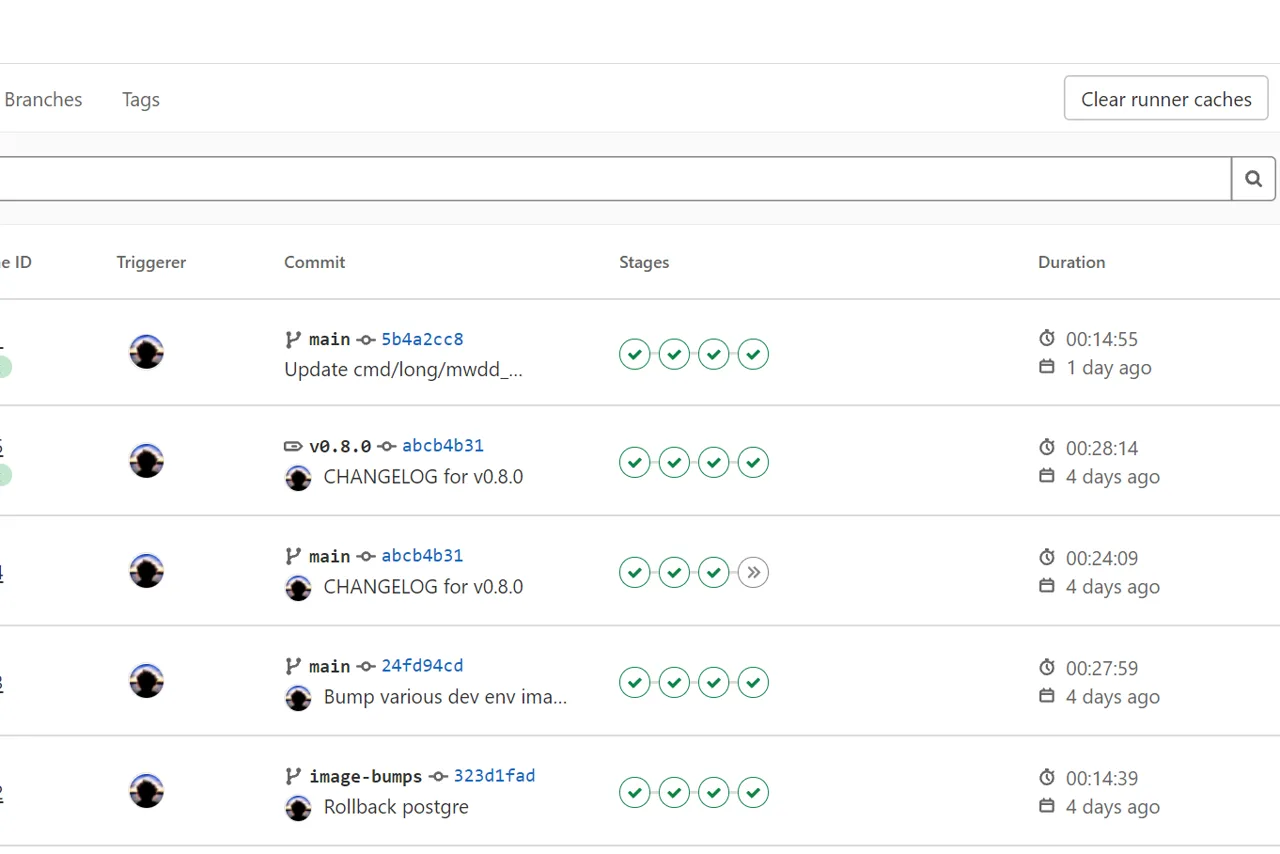 Capture d'écran de l'interface GitLab listant des pipelines d'intégration continue