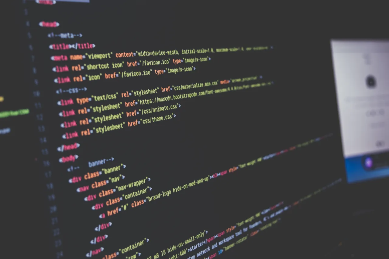 Lignes de code source affichées sur un écran d'ordinateur, dans un éditeur sur fond sombre