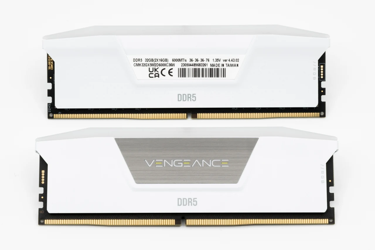 Deux barrettes de mémoire DDR5 Corsair Vengeance RGB 32 Go superposées sur fond blanc