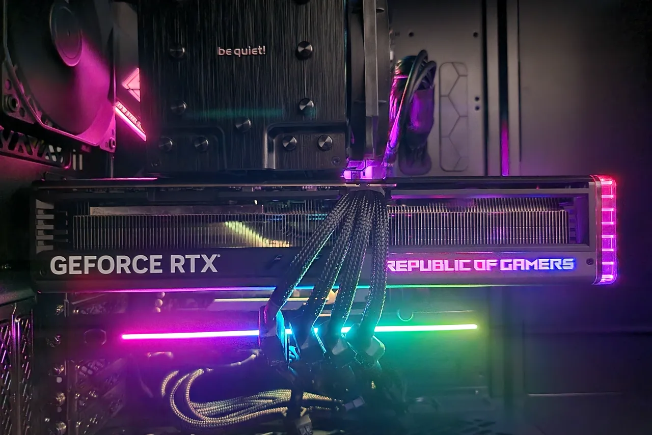 Carte graphique Asus ROG Strix de la gamme NVIDIA GeForce RTX en fonctionnement dans un ordinateur, le type de matériel visé par les modèles d'IA locale