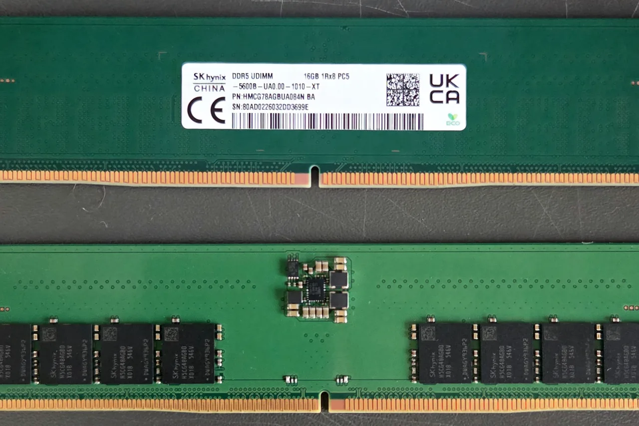 Barrette de mémoire vive DDR5 de 16 Go fabriquée par SK hynix, photographiée de face