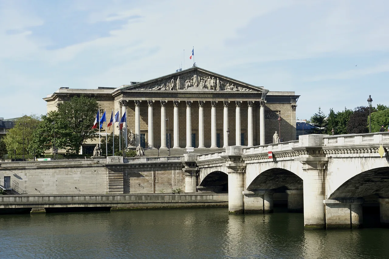 La façade de l'Assemblée nationale (Palais Bourbon) vue depuis le pont de la Concorde à Paris, l'un des sites de l'État visés par une cyberattaque