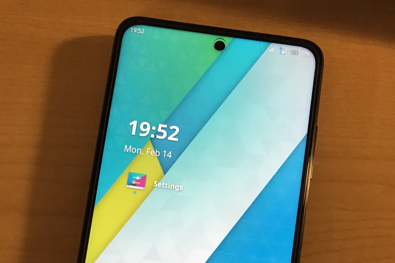Smartphone Xiaomi POCO X3 NFC affichant l'interface Plasma Mobile sous postmarketOS, aujourd'hui renommé Nura