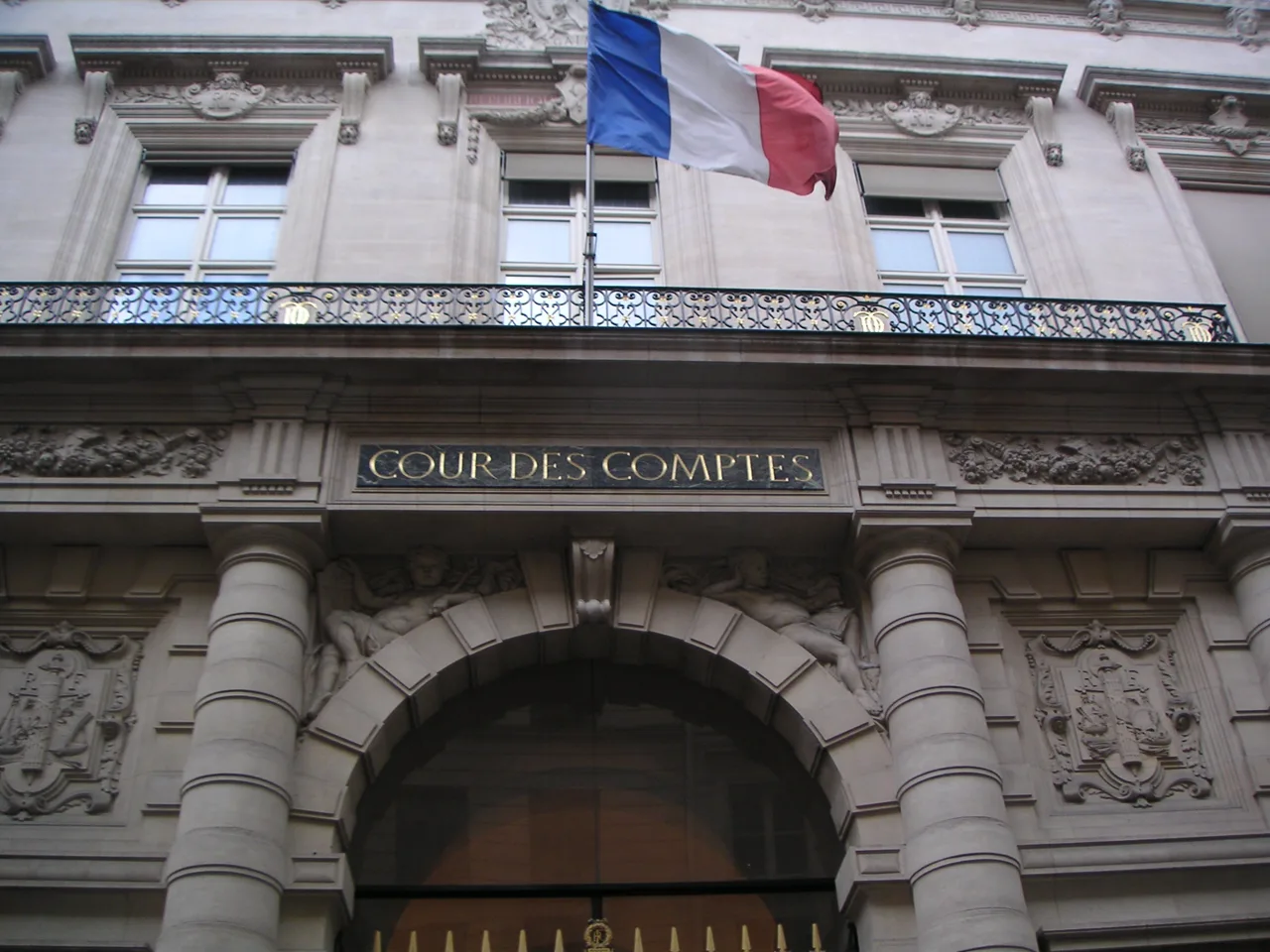 Façade d'entrée de la Cour des comptes à Paris, dont les rapports sont cités tout au long de cet article