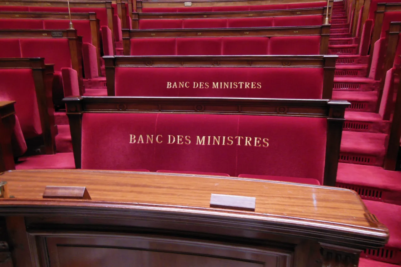 Les bancs des ministres dans l'hémicycle du Palais Bourbon, où siège l'Assemblée nationale