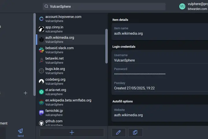 Capture d'écran de l'application de bureau Bitwarden 2025.7.0 affichant la liste des identifiants d'un coffre-fort de mots de passe