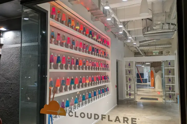 Mur de lampes à lave visible à travers la vitrine des bureaux de Cloudflare à San Francisco
