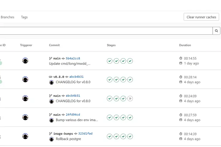 Capture d'écran de l'interface GitLab listant des pipelines d'intégration continue