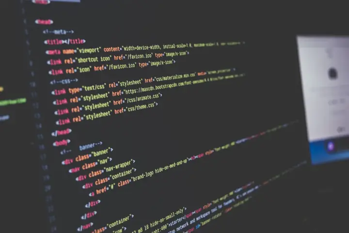 Lignes de code source affichées sur un écran d'ordinateur, dans un éditeur sur fond sombre