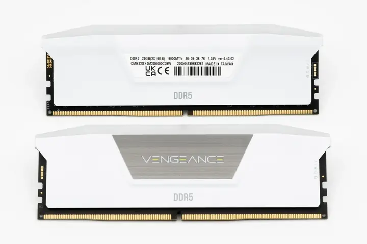 Deux barrettes de mémoire DDR5 Corsair Vengeance RGB 32 Go superposées sur fond blanc