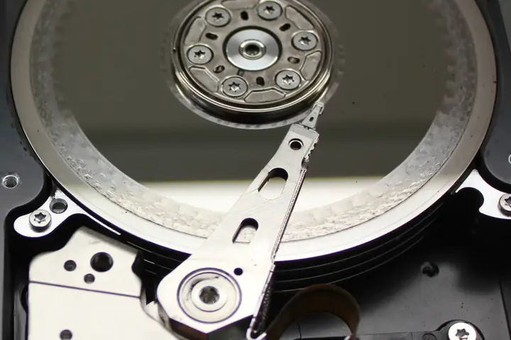 Plateaux d'un disque dur ouvert, rayés après un crash de la tête de lecture : les données qu'ils contenaient sont endommagées