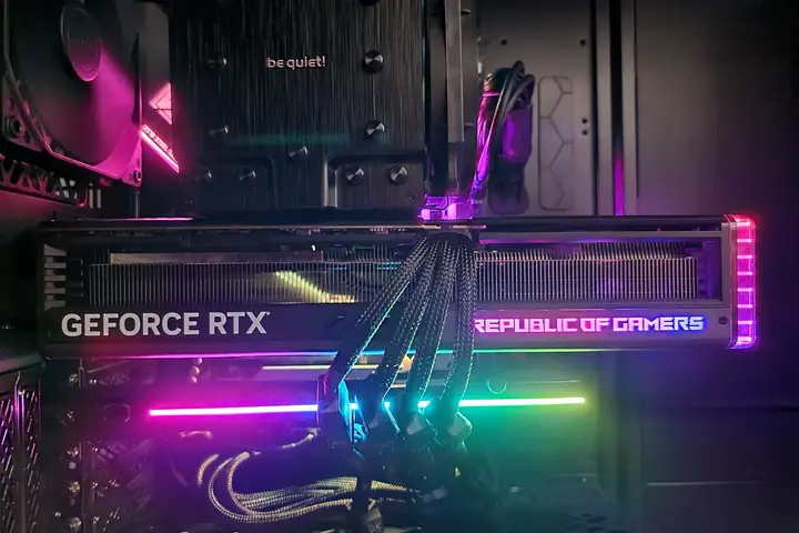 Carte graphique Asus ROG Strix de la gamme NVIDIA GeForce RTX en fonctionnement dans un ordinateur, le type de matériel visé par les modèles d'IA locale