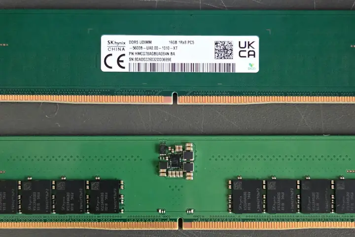 Barrette de mémoire vive DDR5 de 16 Go fabriquée par SK hynix, photographiée de face