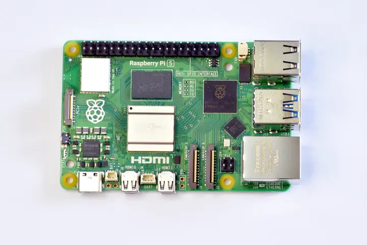 Carte Raspberry Pi 5 de 8 Go vue de dessus, avec son processeur et sa puce de mémoire vive soudée