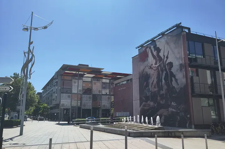 La mairie d'Échirolles, dans l'Isère, avec sa grande fresque « Liberté, Égalité, Fraternité » sur la façade : la commune a obtenu le label Or Territoire Numérique Libre en 2025